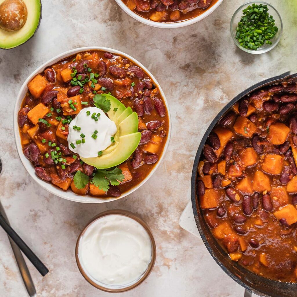 Chili de Batata-Doce com Feijão Manteiga – VITACRESS