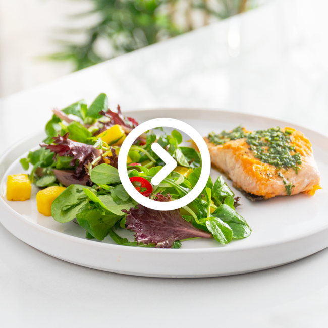 Salmão crocante Salmão Crocante com Salada de Manga, Lima e Coentros