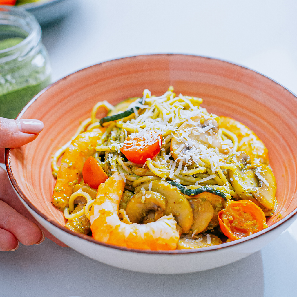 Pesto de Acelga & Avelã com Massa, Cogumelos e Camarão