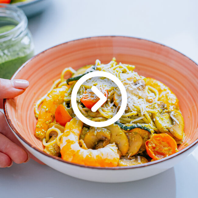 Pesto de Acelga & Avelã com Massa, Cogumelos e Camarão