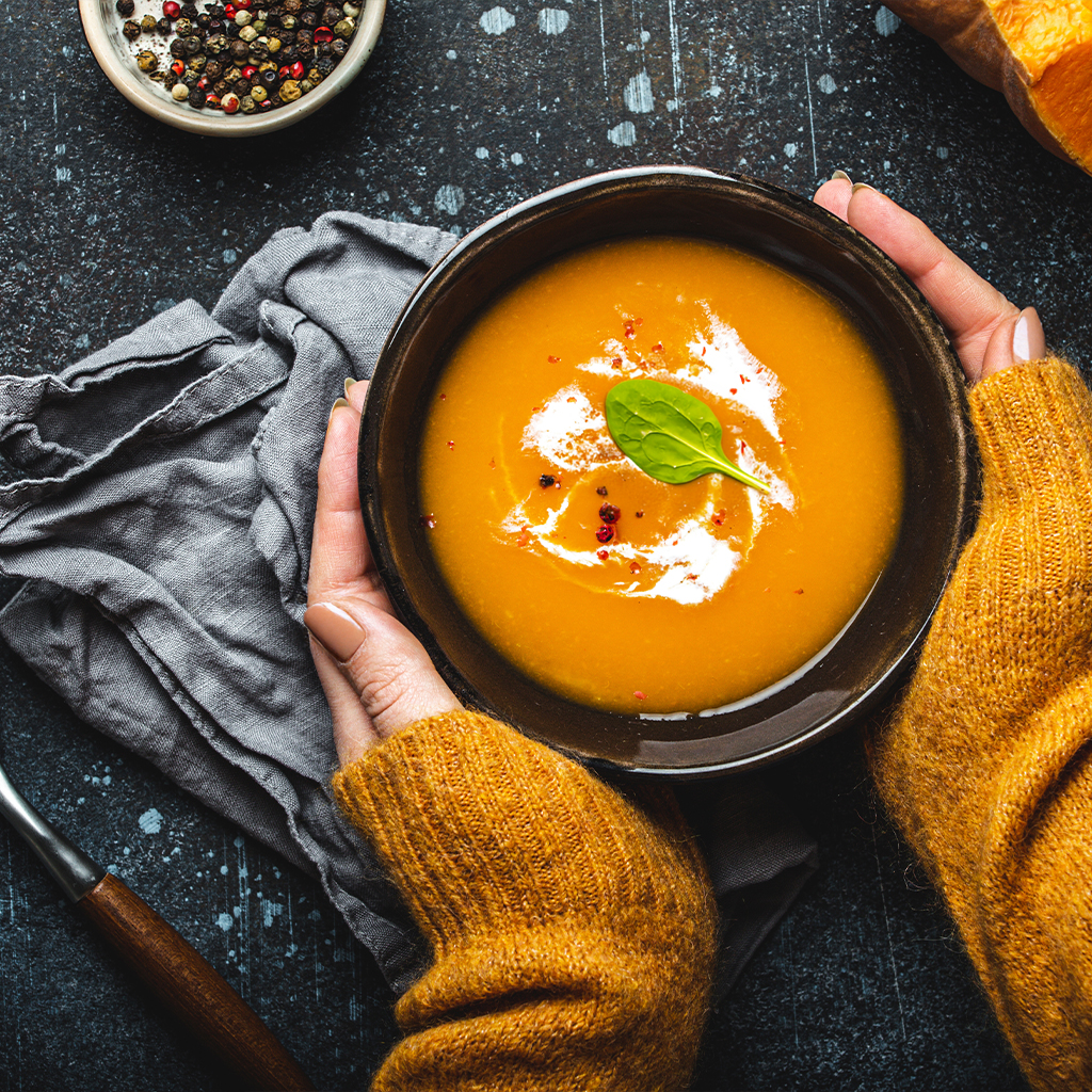 Sopas que aquecem o outono: o conforto está no prato (e nas folhas)